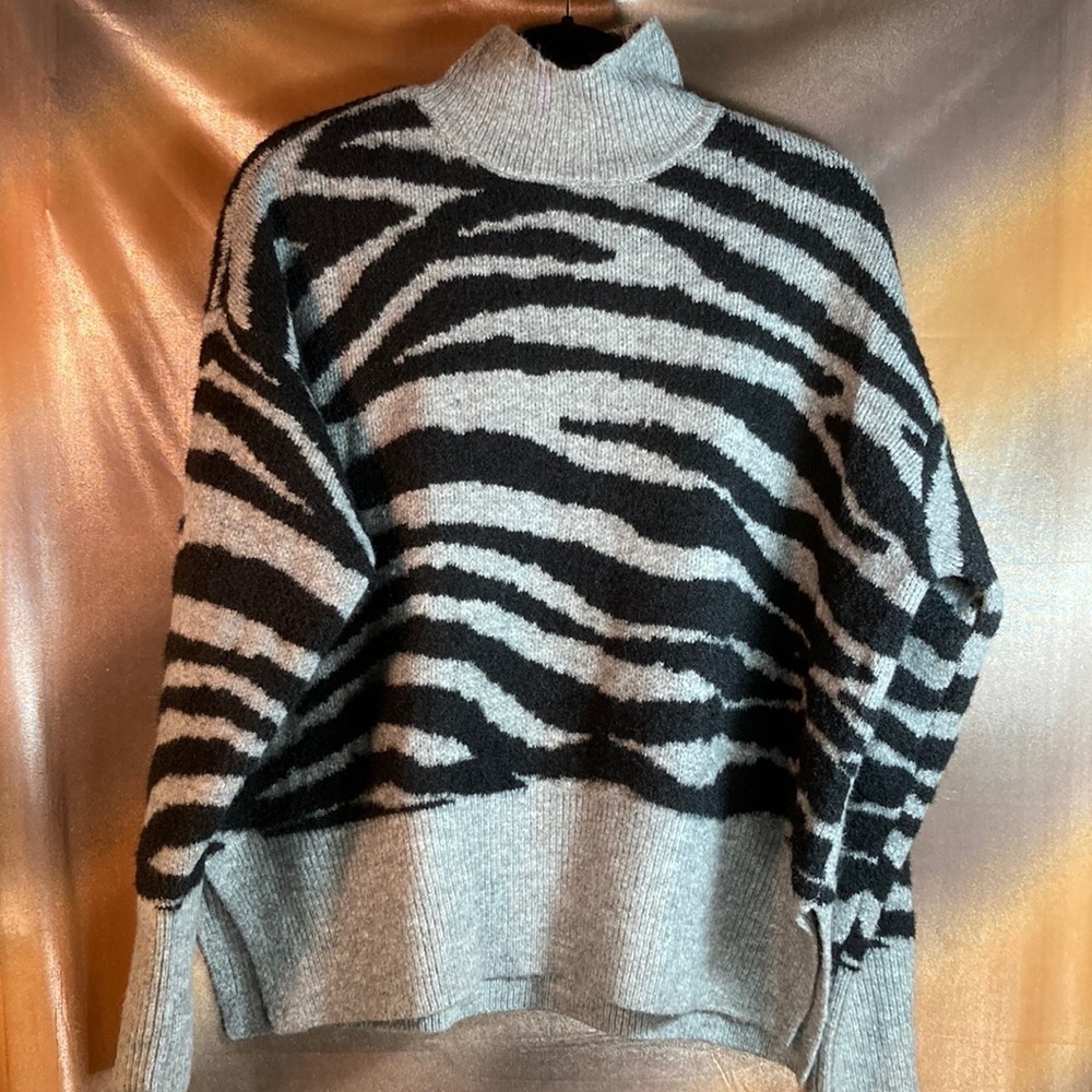 L Nine West Tiger Stripe Sweater. Black And Grey. 52â Chest. V. Super Soft